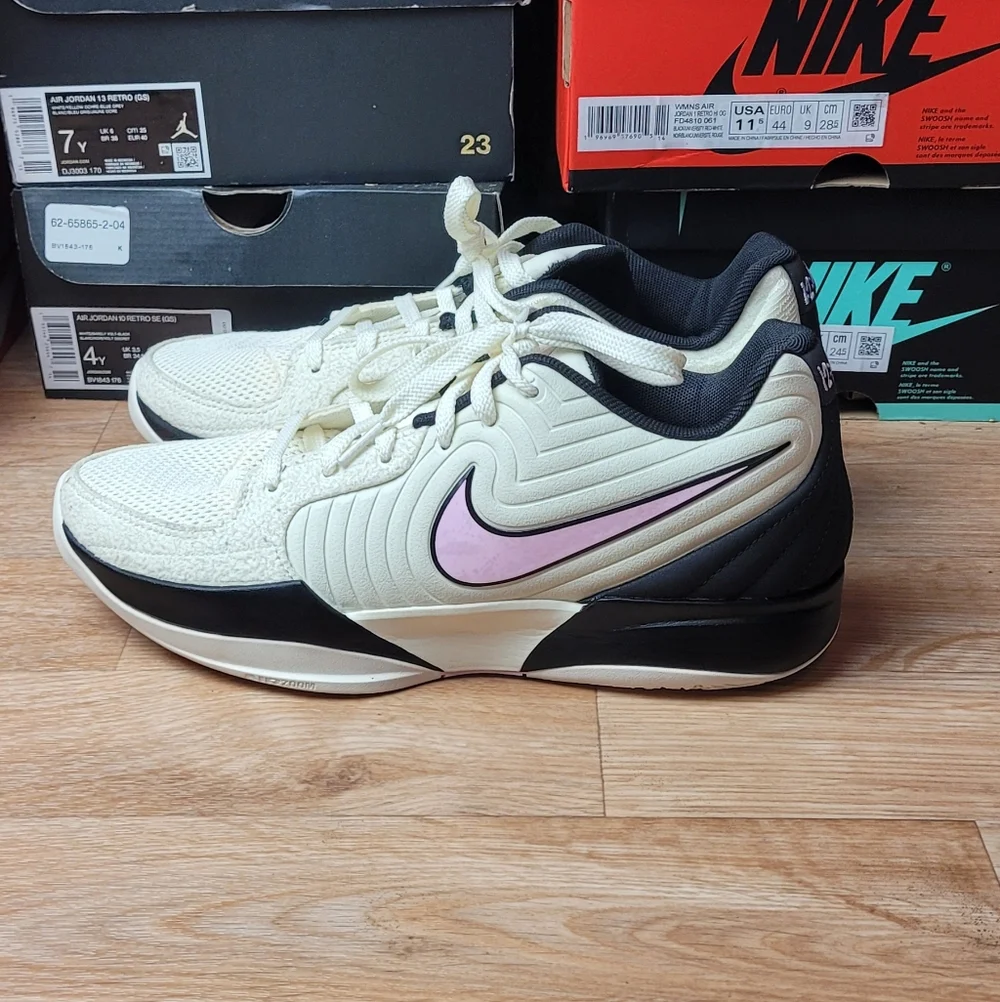 Nike Women's Cream and Pink Athletic Shoes